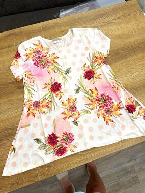 Coco's Closet Women's Petite PL Floral Short Sleeve Round Neck Knit Tunic Tee